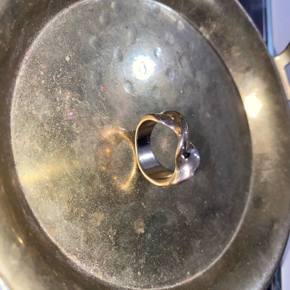 Gold tone ring - Picture 2 of 3